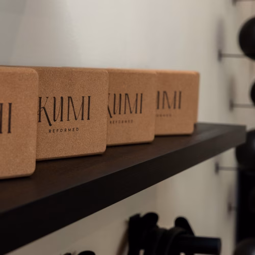 Pilates-Blöcke mit KUMI Reformed Logo