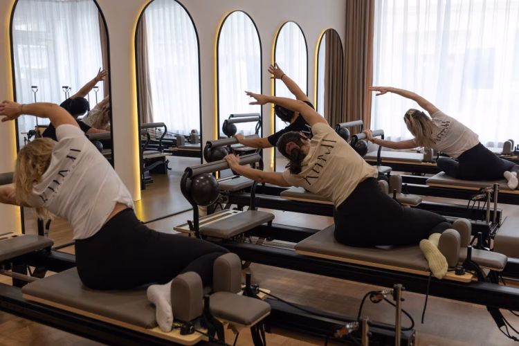 Seitliche Dehnung (Mermaid) am Pilates-Reformer