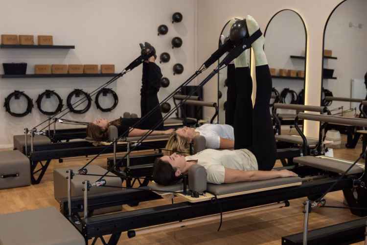 Beinarbeit in den Schlaufen am Pilates-Reformer