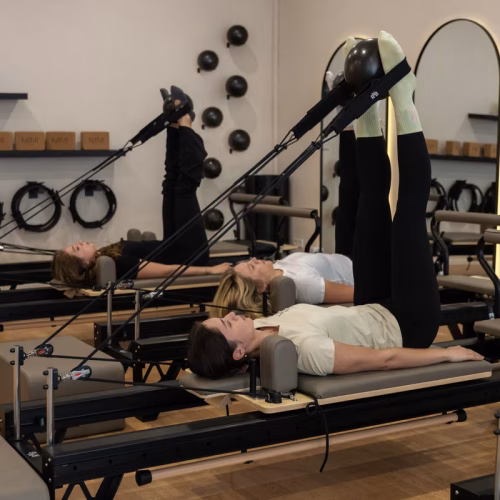 Beinarbeit in den Schlaufen am Pilates-Reformer