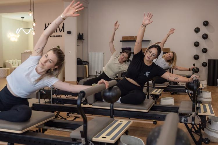Seitdehnung am Reformer im KUMI Reformed Studio