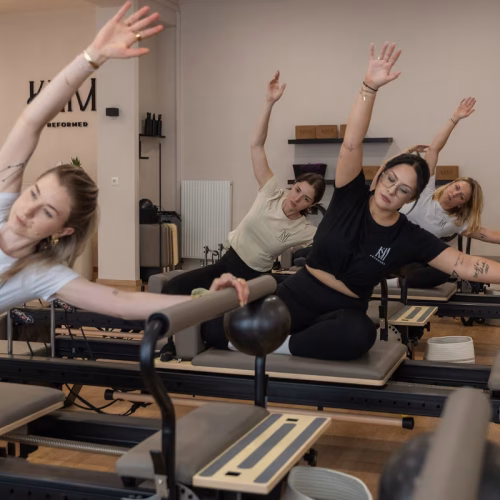 Seitdehnung am Reformer im KUMI Reformed Studio