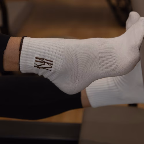 Grip-Socken mit KUMI Logo am Reformer