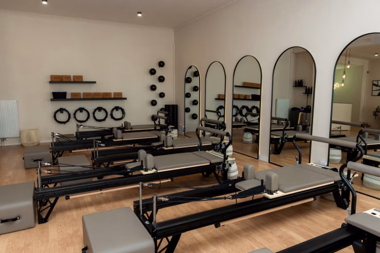 Übersicht des Pilates-Studios mit Reformern