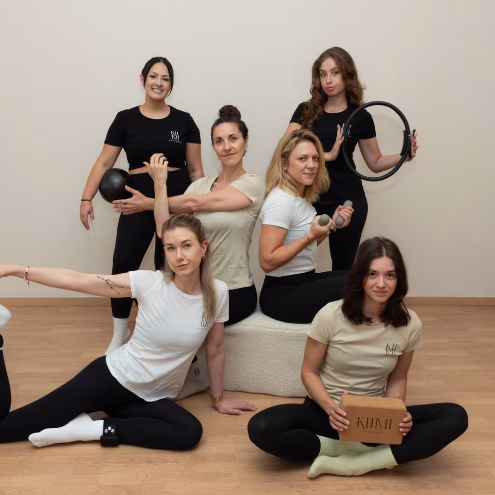 Gruppenfoto des KUMI Reformed Teams mit Pilates-Ringen